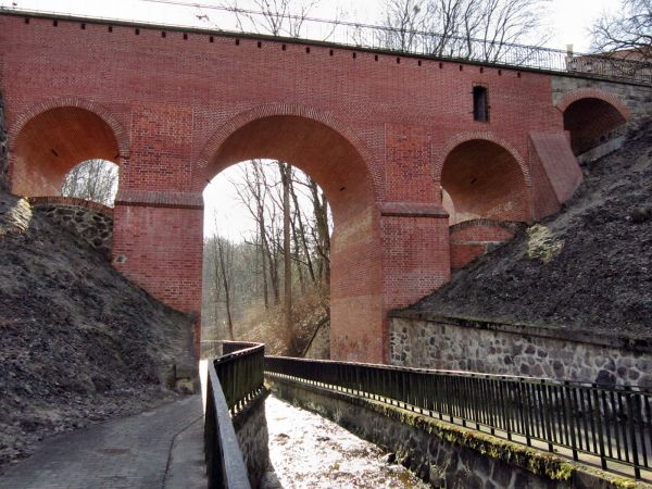 Reszel-historyczne miasteczko na Warmii i Mazurach,na zdjęciu jeden z zabytków Starego Miasta,Most Gotycki Wysoki z XIV wieku nad rzeką Sajna,2012-03-05