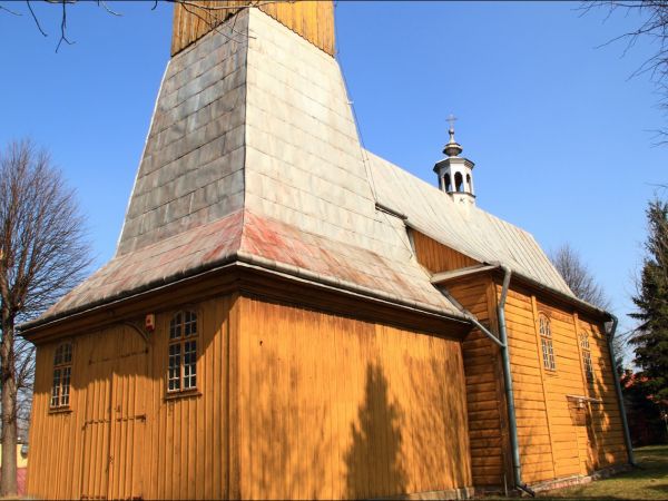 Kościół filialny pw. św. Jana Chrzciciela wzniesiony zapewne ok. poł. XVII w. (wg tradycji jeszcze w XVI w.). Wielokrotnie restaurowany i przebudowywany.  Wokół