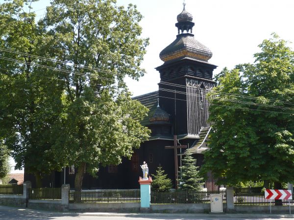Drewniany kościół św. Bartłomieja Apostoła z 1726r.kryty gontem
z 3 wieżyczkami w 1919-24r.przedłużono nawę na zach.dobudowano wieżę i transept.