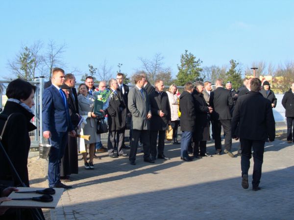 Uroczystość otwarcia nowego obiektu Zespołu Szkół Ponadgimnazjalnych w Czarnej Wodzie. Obiekt został wybudowany w ciągu 112 dni przez zakład STEICO, w całkowici