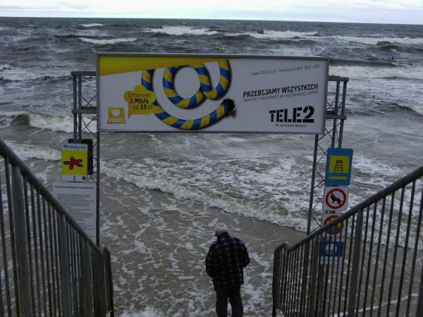 Przypływ i zalana plaża prawie po same schody. Zachwycające!