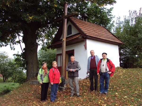 przed kapliczką - we wsiach, gdzie były kościoły, widząc nadciągające chmury, bito we dzwony, tam gdzie kościołów nie było - a te były przecież liczne, bo paraf