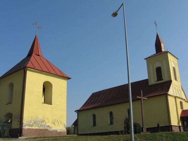 po przejęciu cerkwi po 1947r. przerobiono kopuły na pseudogotyckie wieże.