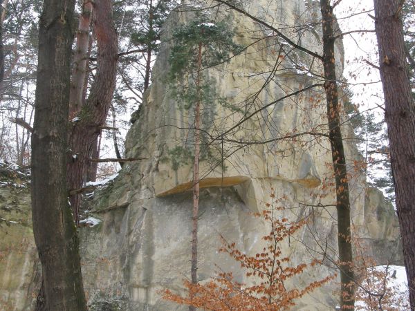 Kamieniołom - w latach międzywojennych - nazwany był: "Zaklęta dzieweczka".