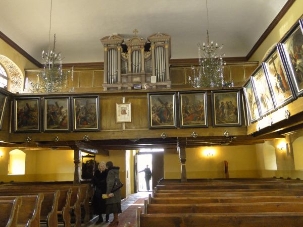 Wnętrze kościoła - widok na organy.