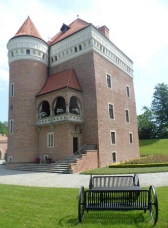 warownia - średniowieczna wieża mieszkalno - obronna, wzniesiona na rzucie kwadratu, o murach prawie dwumetrowej grubości, zbudowana w XVw. przez hr. Tarnowskic