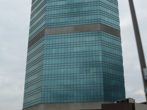 I jeszcze jeden efektowny architektonicznie wieżowiec.