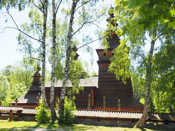 cerkiew z XVII i XIX wieku, niezwykle malownicza, w całości kryta gontem.