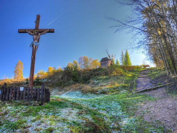 Muzeum Kultury Ludowej Pogórza Sudeckiego jest położone na malowniczym zboczu w wiejskiej dzielnicy Kudowy Zdroju – Pstrążnej.