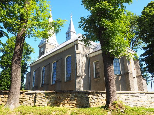 kościół parafialny pw. św. Klemensa i Matki Bożej Bolesnej - Sanktuarium Królowej Gór. Dużą wartość stanowi mur z kamienia ze szkarpami, okalający  świątynię. W