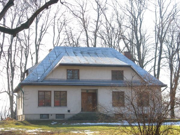 obecny dwór wzniesiono na miejscu poprzedniego - własność prywatna.