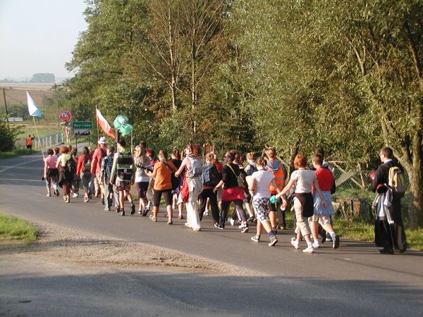 ...zawsze pieszka, traktem czy ścieżką... pokłonić się Pani Matce!