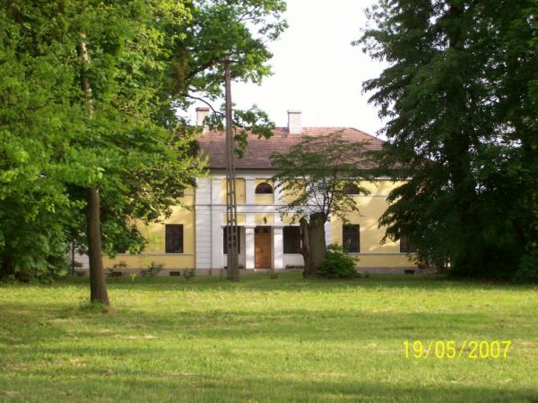 Klasycystyczny dworek z I połowy XIX w.