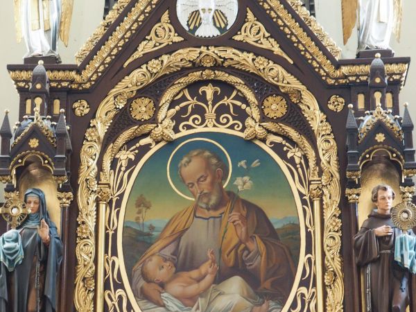 ołtarz główny ubogaca obraz "Święty Józef z Dzieciątkiem", wici roślinne w ornamentyce ramy obrazu. Przy temacie : polecam galerię m. Krzeszów a tam kościół pw.