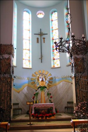 Klasztor Saletynów i Sanktuarium Matki Bożej z La Salette - Płaczącej  w Dębowcu  .  W kościele ukoronowana jest Matka Boża Saletyńska, która spełnia prośby lud