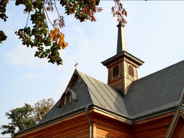 Drewniany kościół parafialny p.w. Matki Boskiej Śnieżnej , zbudowany w 1919 roku wg. projektu inż.arch. Kazimierza Osińskiego.