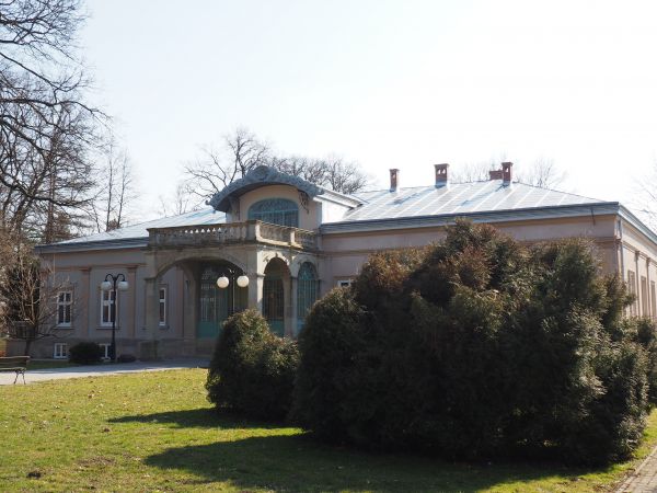 z drogi głównej dobrze widoczny : zespół dworski należący w przeszłości do rodziny Gniewoszów. Budynek dworu, otoczony rozległym parkiem wzniesiono około 1900 r