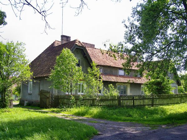 Zabytkowy stary domek w Mnichowie przy drodze, jadąc od Grodzkiego Młyna 2010 r.