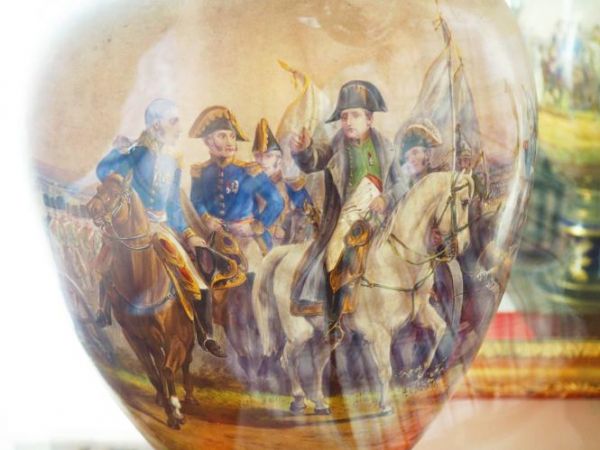 w salonie pani Walewskiej m.in. piękny flakon zdobiony sceną z cesarzem Napoleonem Bonaparte - na przeglądzie wojsk pod jego komendą, pewnie na wyprawę wojenną