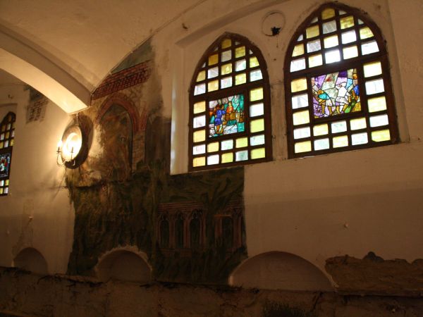 stajnia pałacowa - było 30 boksów, na ścianie widoczne półkoliście obramowane stanowiska żłobów, a były one marmurowe, obficie ozdobne itp. Przy temacie : zapra