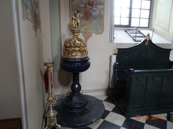 zabytkowa chrzcielnica, świecznik i stalla - z wyposażenia kościoła.