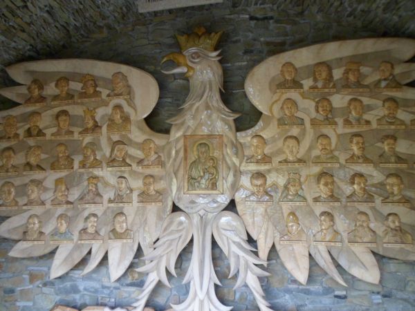 płaskorzeźba z I groty na Golgocie - Godło Polski o rozpiętości skrzydeł 5,5 m i wysokości 3,5 m na której jest wyrzeźbionych 50 popiersi Wielkich Polaków i Pol