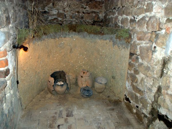 Naczynia kupieckie w piwnicach