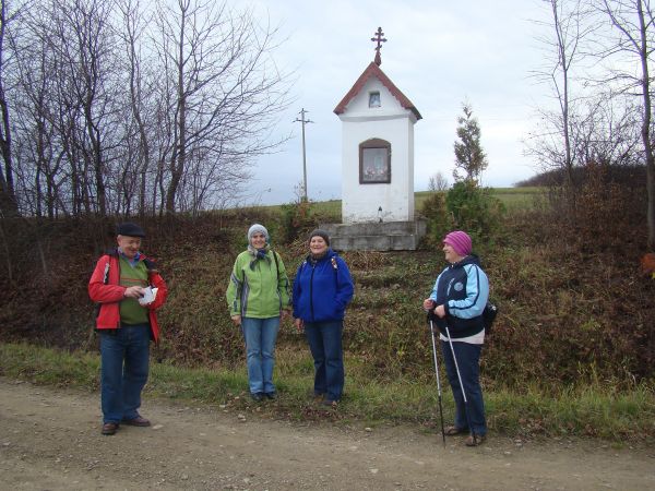 na zdjęciu - przed: kapliczka dziękczynna "Na Cuprykówce" - Szymon Rakoczy w czasie zaborów do wojska powołany, nadszedł termin asenterunku i do garnizonu w San