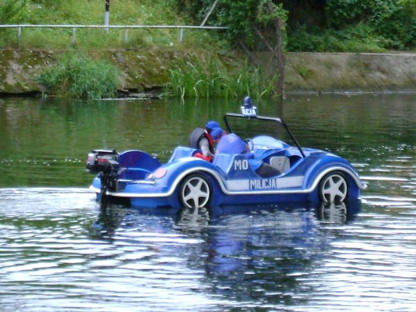 taka motorówka pływała po Brdzie