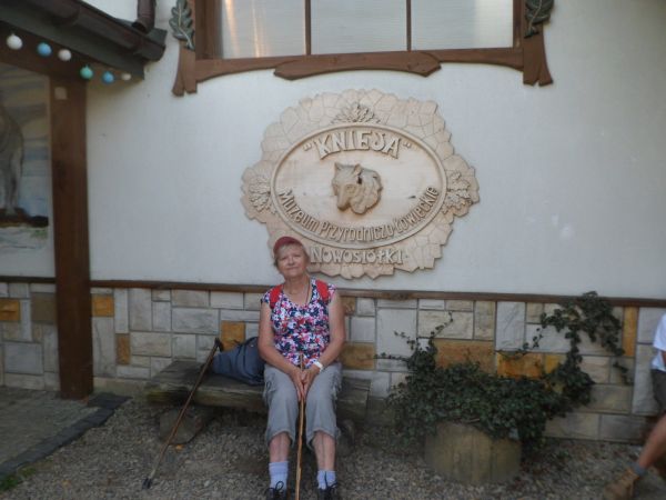 Muzeum Przyrodniczo - Łowieckie "Knieja" - tu do sal ekspozycyjnych i sklepiku z folderami, mapami i pamiątkami.