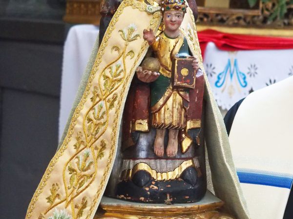 Figura Matki Bożej Bardzkiej - najstarsza drewniana rzeźba romańska zachowana na Dolnym Śląsku, wykonana z drewna lipowego, mierzy 43,3 cm. Siedząca na tronie M