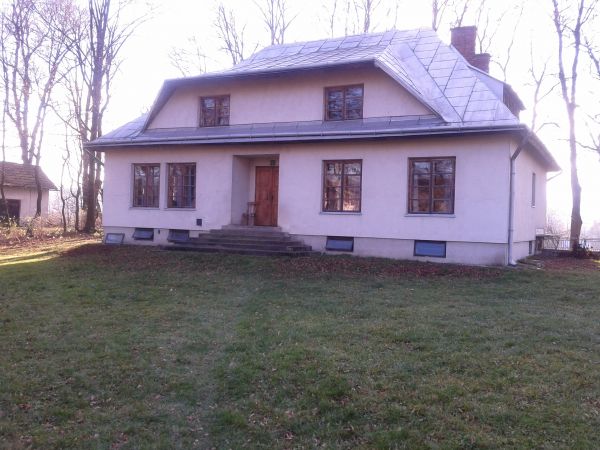 resztki parku dworskiego z wbudowanym w nie nowym budynkiem wzorowanym na dawnym dworze /własność prywatna/.