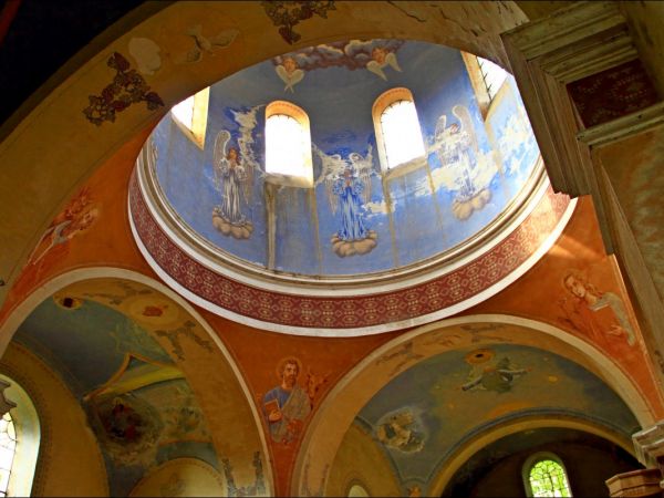 Murowana cerkiew p.w. Opieki NMP . Zbudowana w 1913 r. Wewnątrz cenna polichromia. W latach 1947-71 - magazyn. Obecnie opuszczona i zaniedbana.