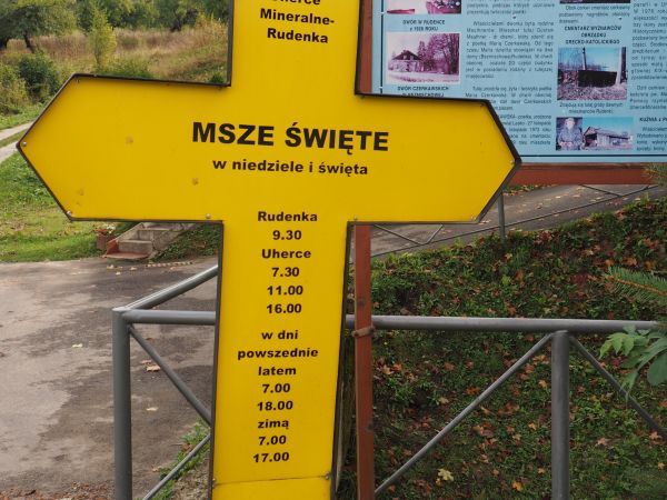 przy wejściu na zespół cerkiewny - dziś przykościelny, informacje o mszach - tu w świątyni filialnej ale i w kościele parafialnym.