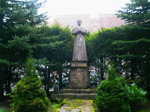 Pomnik św. Jana Bosko na dziedzińcu plebanii.