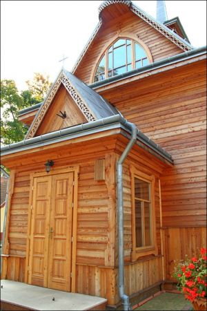 Drewniany kościół parafialny p.w. Matki Boskiej Śnieżnej , zbudowany w 1919 roku wg. projektu inż.arch. Kazimierza Osińskiego.