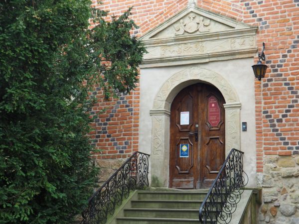 tu też wejście do zamku - jest ich więcej, ale to tymi schodami wchodziło się do Posterunku MO - tak, tu miał siedzibę po wojnie ale "była heca" z dyżurnym, co