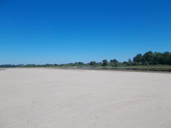 Plaże Brzostków -"Na plaży słońce praży ,tu bladość ciał zanika "-tak o Monice śpiewał Rudy Schubert, plaża jest a Moniki na razie brak ;-)) .Za pewne wyjechała
