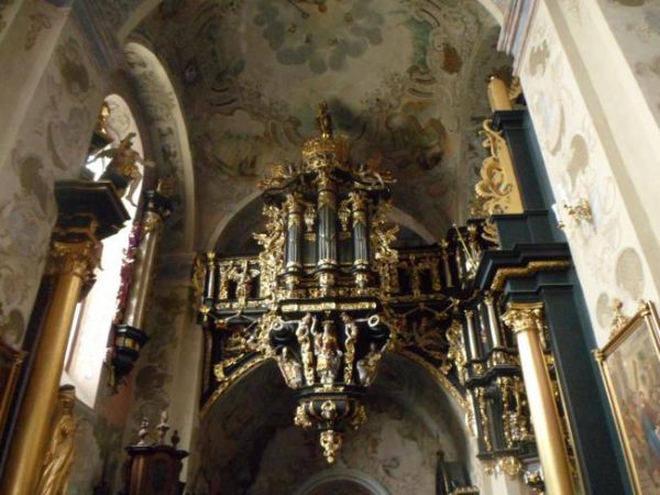 prospekt organowy i chór muzyczny nawy południowej.