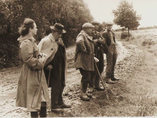 Powódź lata 60,mieszkańcy Strzelec Wielkich sprawdzają czy wylana woda z Uszewki wraca do koryta.