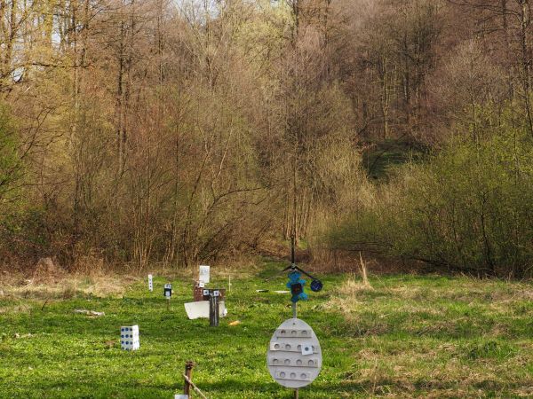 strzelnica - stara, nieczynna, już w XIXw. służyła celom szkolenia ogniowego dla Jednostki Wojskowej w Olchowcach, tu podczas II w.św. dokonywane były egzekucje
