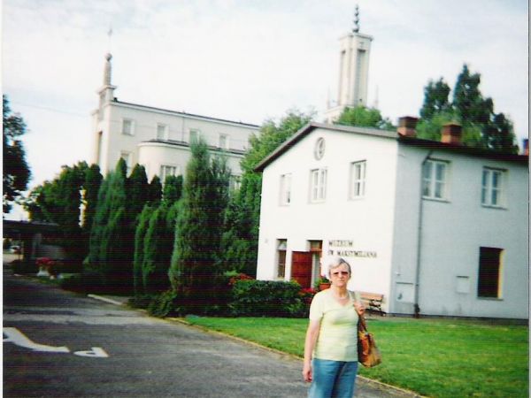 na zdjęciu: przed budynkiem Muzeum Św. Maksymiliana Kolbego.