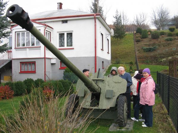 na ekspozycji militarnej prywatnej - u hobbysty, kolekcjonera. Robi to, co lubi a jego serdeczność i otwartość pozwala na dzielenie się swą pasją.