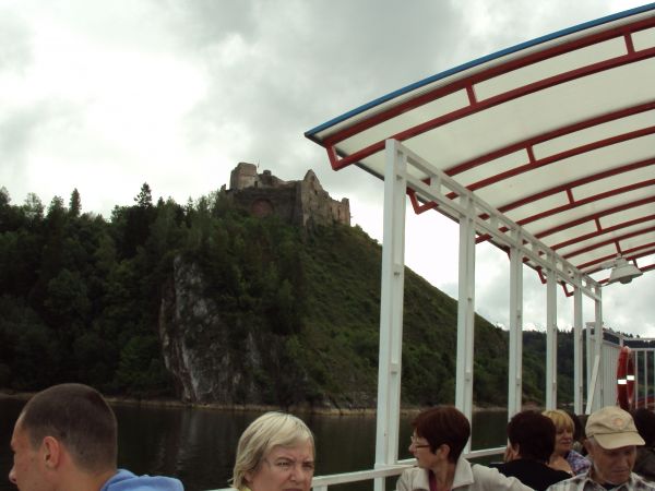 podczas rejsu statkiem spacerowym "Harnaś" po zalewie - z widokiem na Zamek Wronin w Czorsztynie. Warto wspomnieć, iż Zamek Dunajec jest w Niedzicy a Zamek Trop