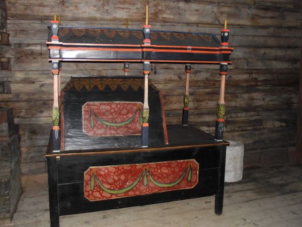 w babińcu - z uposażenia cerkiewnego rekwizyt do "prezentacji" płaszczenicy a z tyłu po prawej : kropielnica z misą z wodą święconą.