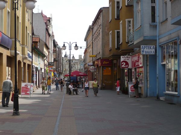 Ulica Kolejowa dawniej K. Świerczewskiego obecnie jest ulicą
spacerową(deptak)