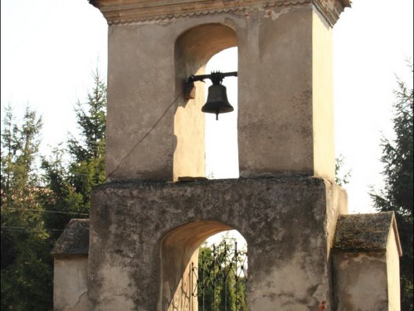 Rewniany kościół konstrukcji zrębowej pw. św. Sebastiana, wzniesiony w roku 1737. W roku 1980 był gruntownie odnawiany z całkowitą wymianą gontów. Dzwonnica