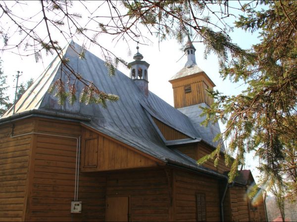 Kościół filialny pw. św. Jana Chrzciciela wzniesiony zapewne ok. poł. XVII w. (wg tradycji jeszcze w XVI w.). Wielokrotnie restaurowany i przebudowywany.  Wokół