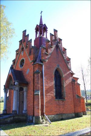 Kaplica na cmentarzu w Kuźminie. Obok znajdują się pięknie utrzymane groby oficerów i zołnierzy Wojska Polskiego poległych w latach 1945-47 w walkach z UPA.