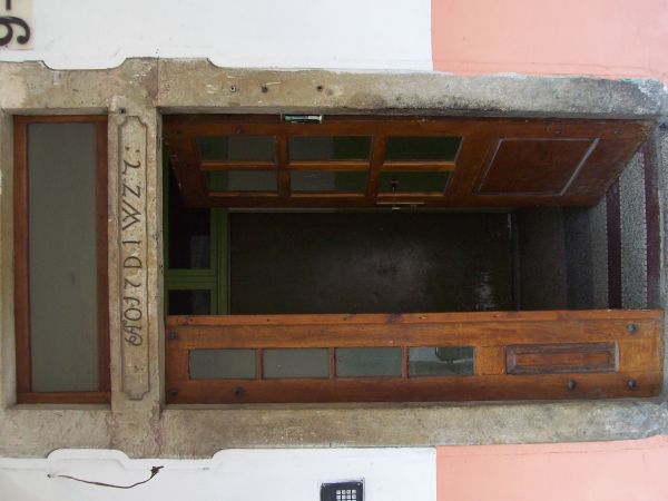 Stary portal– architektoniczne, ozdobne obramienie drzwi wejściowych